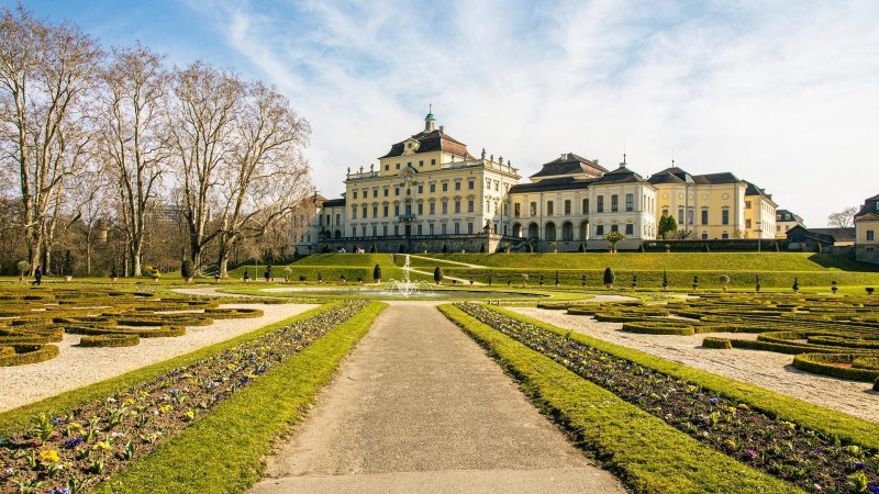 Das Schloss Ludwigsburg mit seinen pr&auml;chtigen Gartenanlagen unter einem klaren blauen Himmel. Besucher spazieren durch die gepflegten Wege., &copy; Stuttgart-Marketing GmbH, Sarah Schmid
