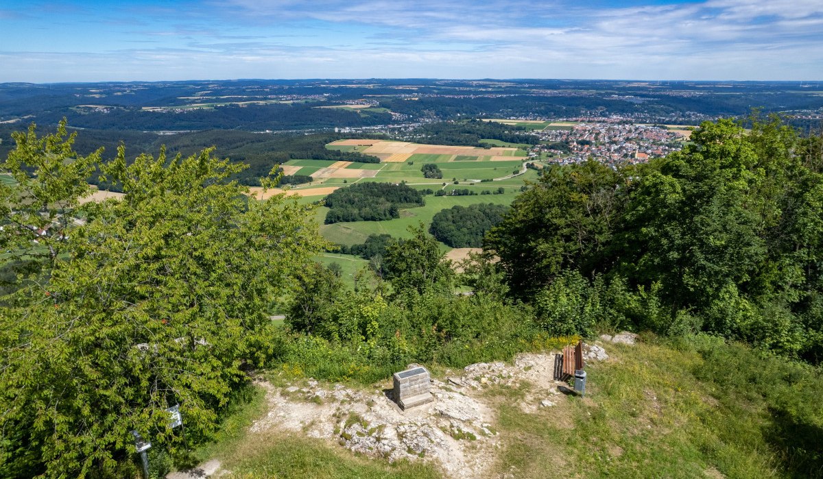 Aussichtspunkt Hohenrechberg mit Blick auf Felder, Wälder und ein Dorf in der Ferne unter blauem Himmel., © Foto Thomas Zehnder Aussichtspunkt Hohenrechberg mit Blick auf Felder, Wälder und ein Dorf in der Ferne unter blauem Himmel., © Foto Thomas Zehnder