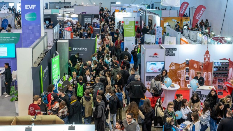 Eine gut besuchte Messe mit zahlreichen St&auml;nden und vielen Besuchern. Verschiedene Firmen pr&auml;sentieren sich mit Bannern und Informationsmaterial.