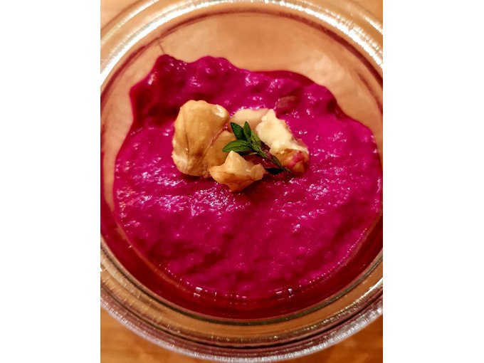 Rote-Bete-Dip in einer Glasschale, garniert mit Walnüssen und einem grünen Kräuterzweig, auf einem Holztisch., © Kultweine-Kochwelten-Kunstücke - Kochschule Sonja Lenz Rote-Bete-Dip in einer Glasschale, garniert mit Walnüssen und einem grünen Kräuterzweig, auf einem Holztisch., © Kultweine-Kochwelten-Kunstücke - Kochschule Sonja Lenz