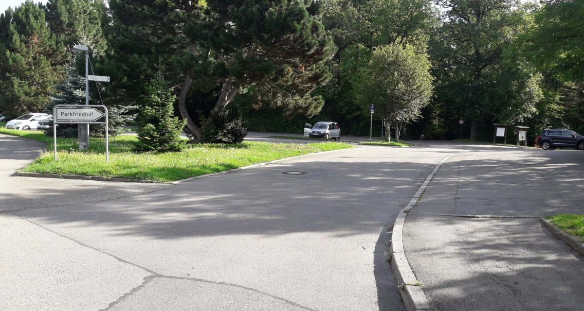 Zufahrt zum Parkplatz am Waldfriedhof, &copy; Natur.Nah. Sch&ouml;nbuch & Heckeng&auml;u