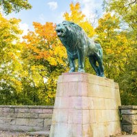 Eine imposante Löwenstatue steht auf einem Sockel, umgeben von herbstlich gefärbten Bäumen in einem Park., © Stuttgart-Marketing GmbH, Sarah Schmid Eine imposante Löwenstatue steht auf einem Sockel, umgeben von herbstlich gefärbten Bäumen in einem Park., © Stuttgart-Marketing GmbH, Sarah Schmid