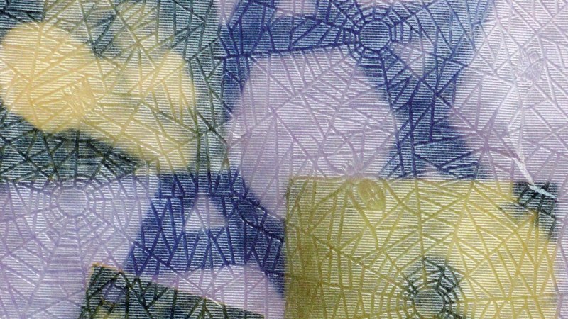 Abstrakte geometrische Muster in Blau und Gelb auf einer strukturierten Oberfläche. Die Formen sind überlagert und erzeugen ein komplexes Design., © © Frieder Grindler