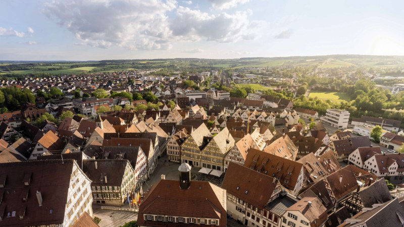 Panoramablick auf Herrenberg mit historischen Fachwerkhäusern und grüner Landschaft im Hintergrund unter einem bewölkten Himmel., © Stuttgart-Marketing GmbH, Martina Denker