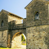 Das Ostkastell in Welzheim zeigt ein gut erhaltenes römisches Tor aus Stein, umgeben von grüner Landschaft und strahlend blauem Himmel., © Stuttgart-Marketing GmbH, Sarah Schmid Das Ostkastell in Welzheim zeigt ein gut erhaltenes römisches Tor aus Stein, umgeben von grüner Landschaft und strahlend blauem Himmel., © Stuttgart-Marketing GmbH, Sarah Schmid