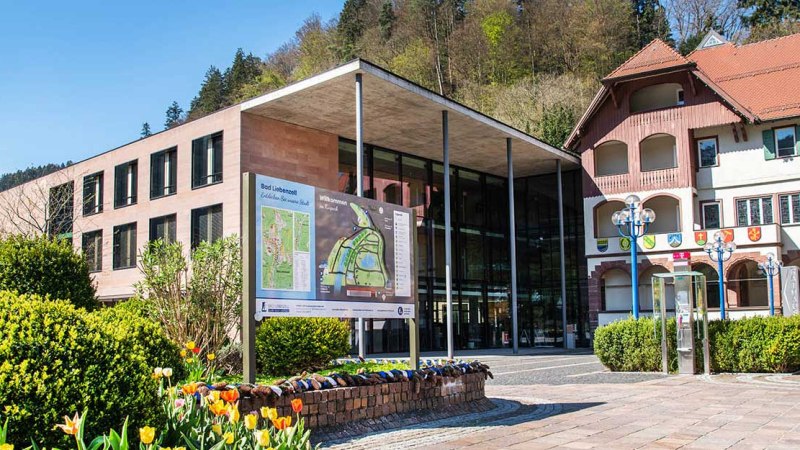 Moderne und traditionelle Gebäude in Bad Liebenzell, umgeben von grünen Büschen und bunten Frühlingsblumen., © LOCHER Fotodesign&Manufaktur