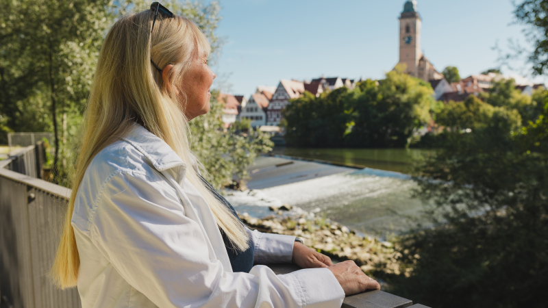 Frau die am Wasser steht und auf die Stadt Nürtingen schaut., © Stadt Nürtingen, B.Knoblauch Frau die am Wasser steht und auf die Stadt Nürtingen schaut., © Stadt Nürtingen, B.Knoblauch