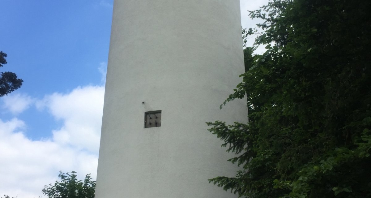 Ein weißer, runder Aussichtsturm erhebt sich vor einem blauen Himmel, umgeben von grünen Bäumen., © www.pro-cycl.de Ein weißer, runder Aussichtsturm erhebt sich vor einem blauen Himmel, umgeben von grünen Bäumen., © www.pro-cycl.de