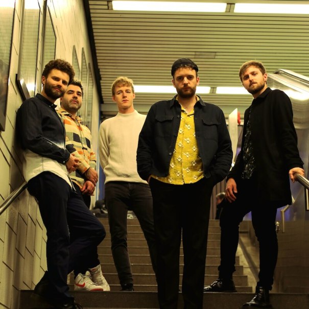 F&uuml;nf M&auml;nner posieren l&auml;ssig auf einer Treppe in einer U-Bahn-Station. Sie tragen verschiedene modische Outfits und schauen in die Kamera., &copy; Mauerwerk GmbH