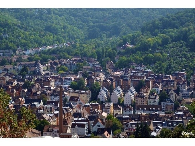 Blick auf Stuttgart mit dicht bebauten Häusern und grünen Hügeln im Hintergrund. Eine Mischung aus urbaner und natürlicher Landschaft., © Stuttgart Marketing GmbH Blick auf Stuttgart mit dicht bebauten Häusern und grünen Hügeln im Hintergrund. Eine Mischung aus urbaner und natürlicher Landschaft., © Stuttgart Marketing GmbH