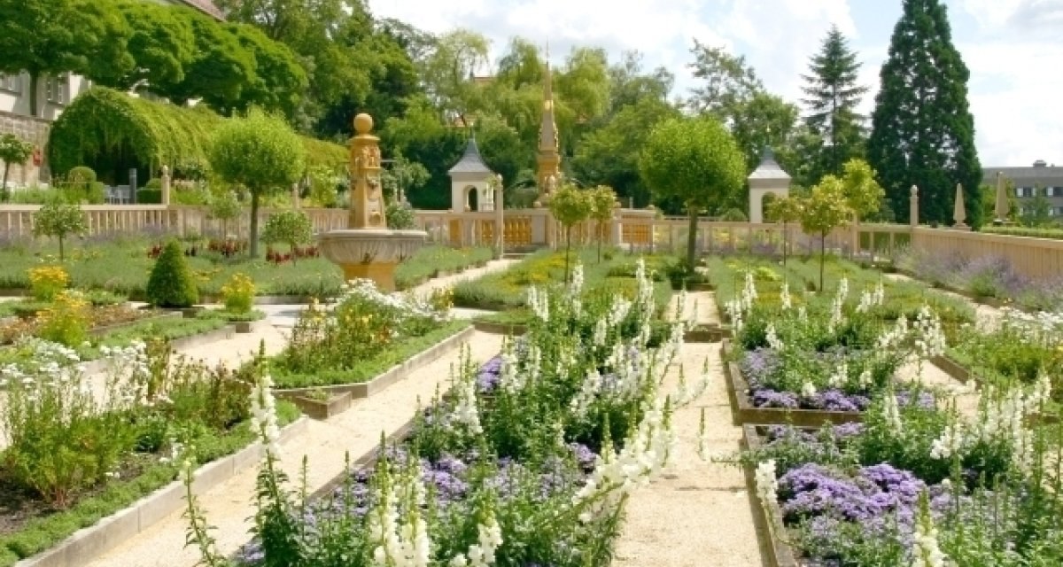 Ein gepflegter Garten mit Blumenbeeten, B&auml;umen und einem Brunnen im Pomeranzengarten, Leonberg, bei sonnigem Wetter., &copy; Stadt Leonberg