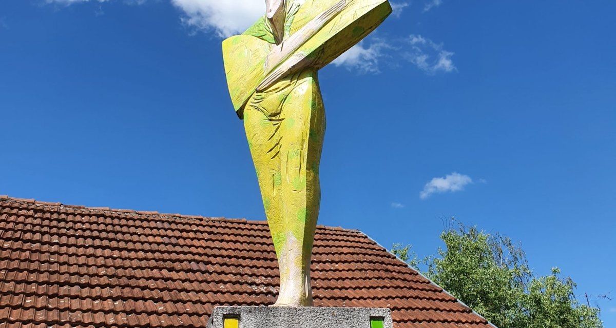 Skulptur einer abstrakten Frauenfigur von Wolfgang Thiel im Kulturpark Dettinger, auf einem Sockel vor einem Gebäude mit Ziegeldach, blauer Himmel im Hintergrund., © Kulturamt Plochingen Skulptur einer abstrakten Frauenfigur von Wolfgang Thiel im Kulturpark Dettinger, auf einem Sockel vor einem Gebäude mit Ziegeldach, blauer Himmel im Hintergrund., © Kulturamt Plochingen