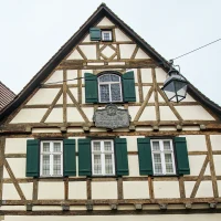 Fachwerkh&auml;user in Marbach am Neckar, darunter Schillers Geburtshaus mit gr&uuml;nem Fensterladen und historischem Schild., &copy; SMG, Sarah Schmid