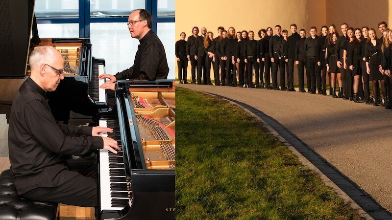 Zwei Männer spielen Klavier, während eine große Gruppe von Menschen in schwarzer Kleidung auf einem Weg steht., © Junger Kammerchor Ostwürttemberg e.V.