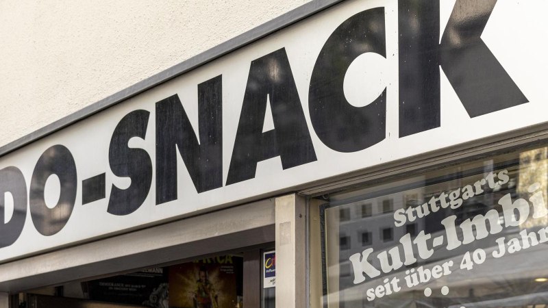 Schild mit der Aufschrift 'UDO-SNACK', darunter 'Stuttgarts Kult-Imbiss seit über 40 Jahren'. Außenansicht eines Imbissladens., © SMG, Sarah Schmid