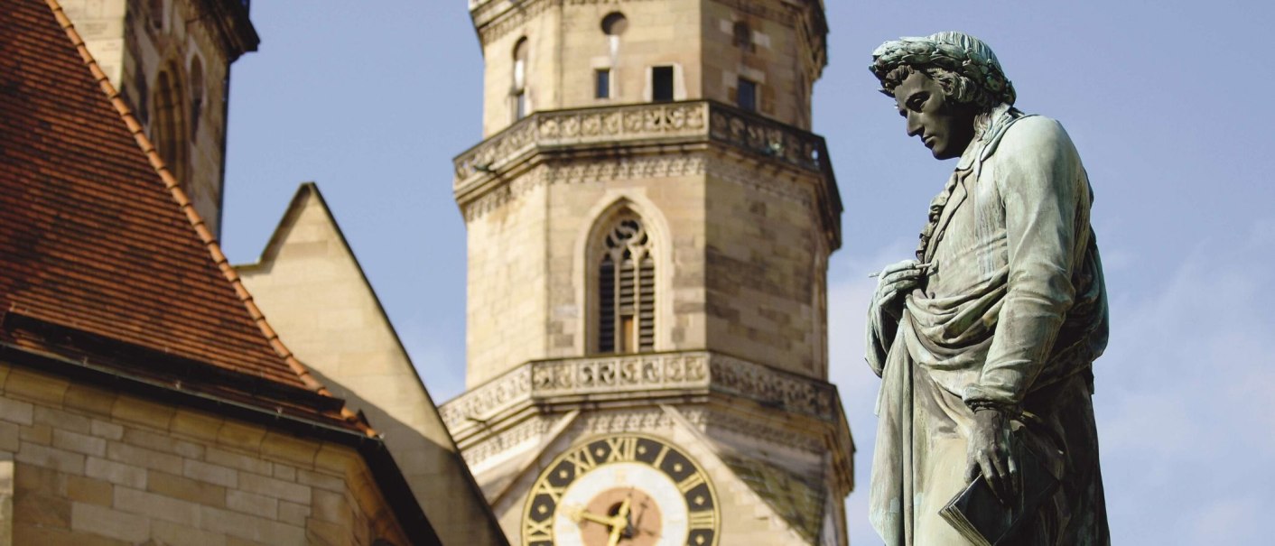 Bronzestatue von Friedrich Schiller auf dem Schillerplatz in Stuttgart, mit der Stiftskirche im Hintergrund., © Stuttgart-Marketing GmbH