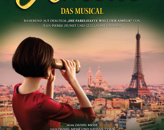 Poster für das Musical 'Amélie' mit einer Frau, die durch ein Fernglas auf Paris blickt. Im Hintergrund der Eiffelturm und Sacré-Cœur., © KulturWelt e.V.