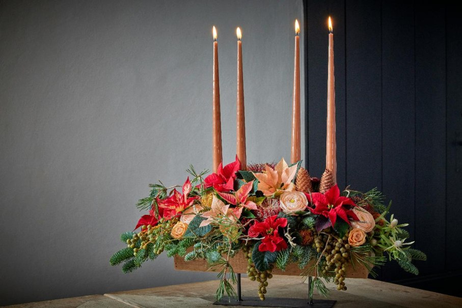 Weihnachtsboten &mdash; Adventsgesteck mit Eventfloristik Hildebrand, &copy; &copy; Charlotte Cowell - Unsplash Lizenz