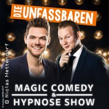 Plakat für 'Die Unfassbaren' Magic Comedy & Hypnose Show mit zwei Männern in Anzügen vor einem Hintergrund mit Lichtern., © links im Bild Plakat für 'Die Unfassbaren' Magic Comedy & Hypnose Show mit zwei Männern in Anzügen vor einem Hintergrund mit Lichtern., © links im Bild