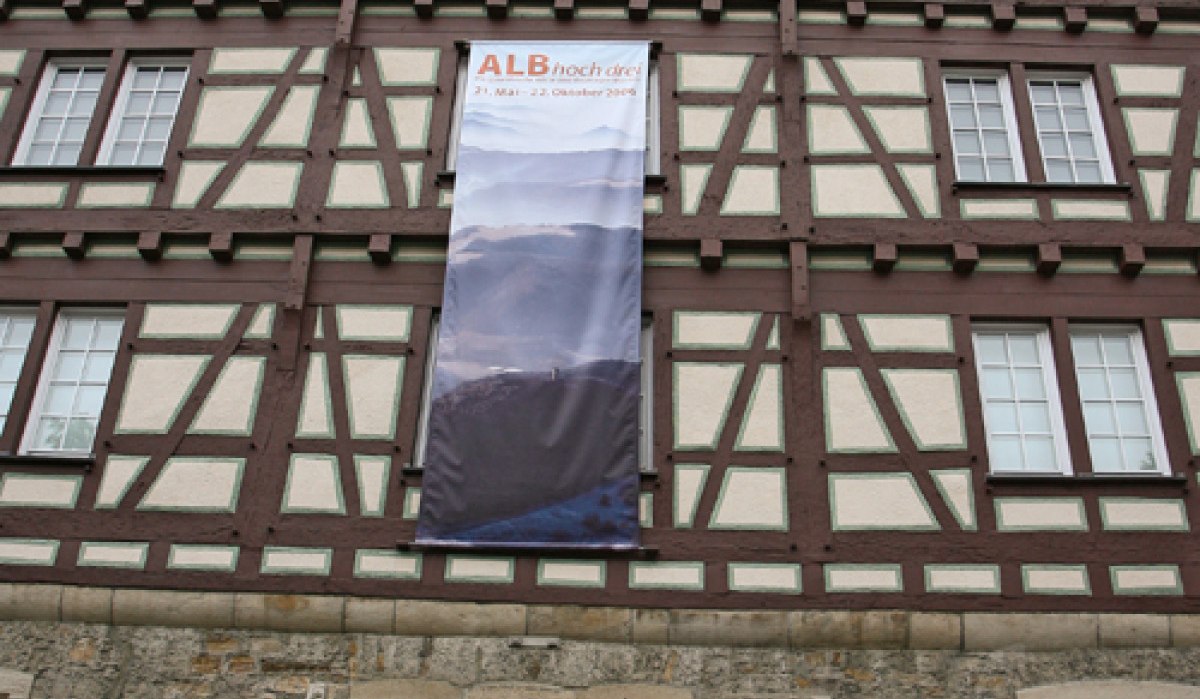 Fachwerkgebäude des Kunstmuseums Spendhaus mit einem großen Banner und Schildern davor. Historische Architektur mit vielen Fenstern., © StaRT GmbH
