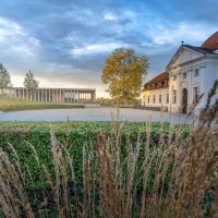 Das Schiller Nationalmuseum in Marbach mit klassischer Fassade, umgeben von Natur, und moderner Architektur im Hintergrund bei Sonnenuntergang., © Stuttgart-Marketing GmbH, Martina Denker