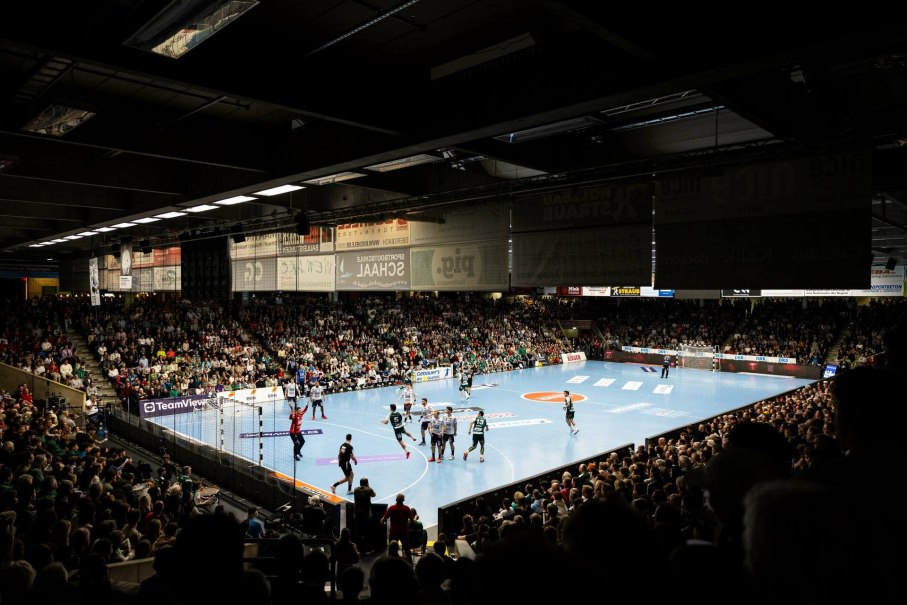 Ein Handballspiel zwischen FRISCH AUF! Göppingen und TBV Lemgo Lippe in einer voll besetzten Halle. Spieler in Aktion auf dem Spielfeld.
