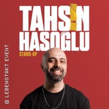 Ein l&auml;chelnder Mann vor rotem Hintergrund mit dem Text 'Tahsin Hasoglu Stand-Up'., &copy; links im Bild