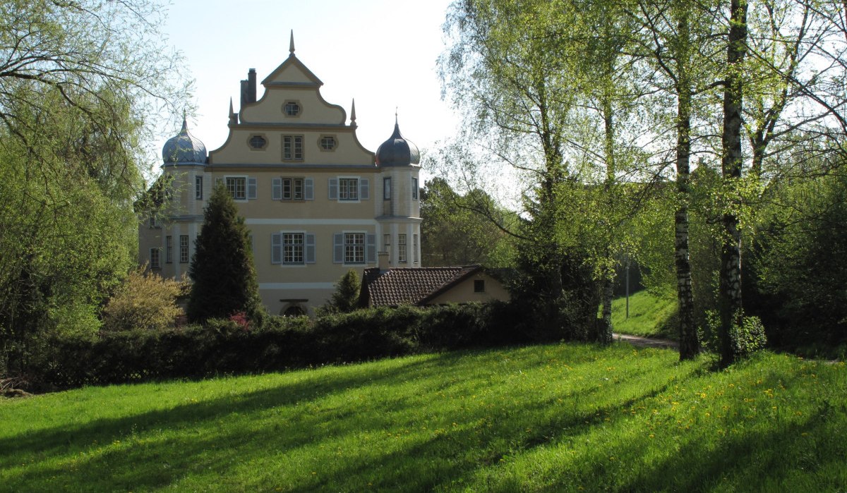 Schloss Liebenstein in Jebenhausen, umgeben von Bäumen und einer grünen Wiese im Sonnenlicht., © Landkreis Göppingen Schloss Liebenstein in Jebenhausen, umgeben von Bäumen und einer grünen Wiese im Sonnenlicht., © Landkreis Göppingen