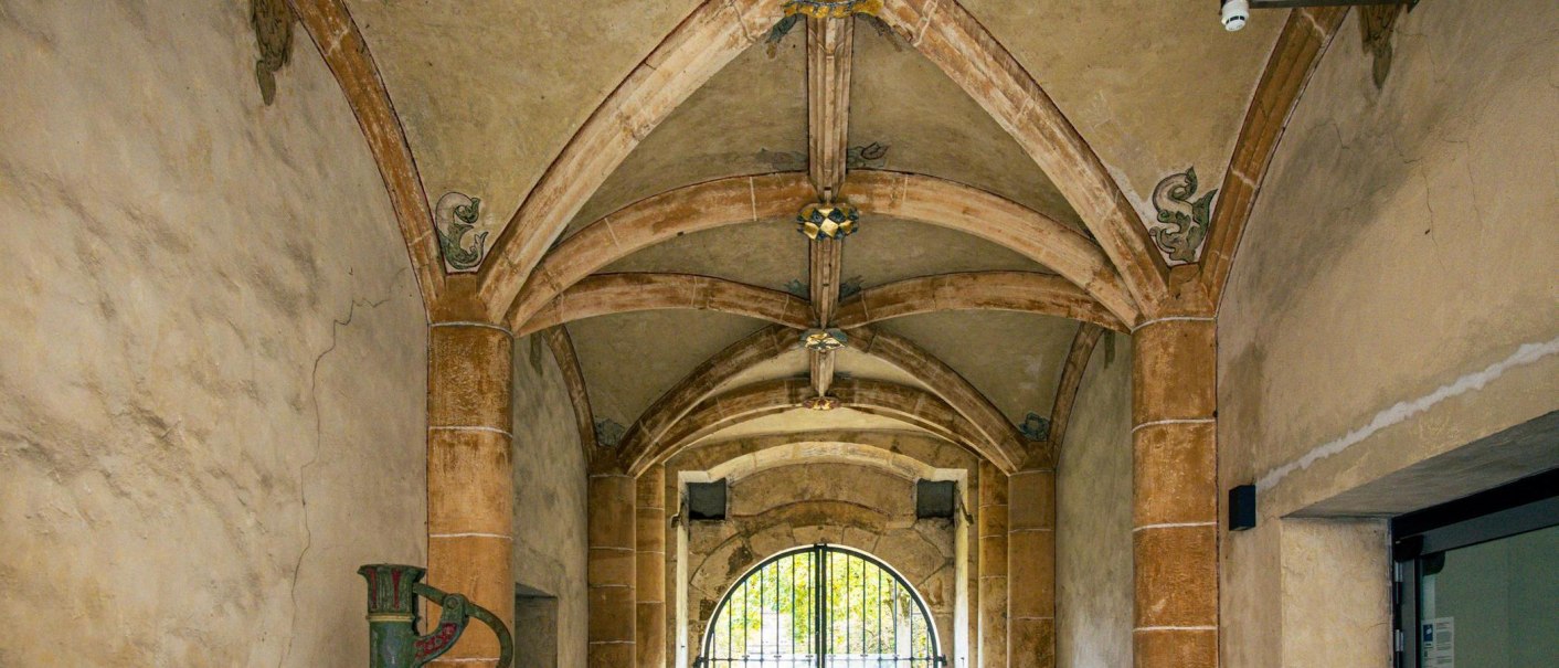 Gew&ouml;lbter Gang im Schloss G&ouml;ppingen mit verzierten B&ouml;gen und einem Tor am Ende. Die Architektur zeigt historische Details und Steinverzierungen., &copy; Stuttgart-Marketing GmbH, Sarah SchmidStuttgart-Marketing GmbH, Sarah Schmid