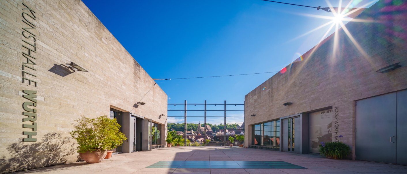 Die Kunsthalle Würth in Schwäbisch Hall bei strahlendem Sonnenschein. Moderne Architektur mit Blick auf die Stadt im Hintergrund., © Michael Kühneisen Die Kunsthalle Würth in Schwäbisch Hall bei strahlendem Sonnenschein. Moderne Architektur mit Blick auf die Stadt im Hintergrund., © Michael Kühneisen