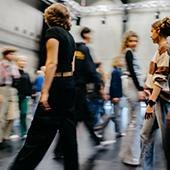 Verschwommene Aufnahme von Menschen, die sich in einem Raum bewegen. Die Szene wirkt dynamisch und lebendig., © © Anja Fellerhoff / FABW Verschwommene Aufnahme von Menschen, die sich in einem Raum bewegen. Die Szene wirkt dynamisch und lebendig., © © Anja Fellerhoff / FABW