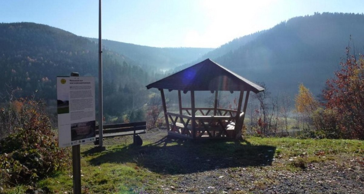 Ein Pavillon mit Sitzgelegenheit und Infotafel in einer sonnigen Berglandschaft., © Nördlicher Schwarzwald Ein Pavillon mit Sitzgelegenheit und Infotafel in einer sonnigen Berglandschaft., © Nördlicher Schwarzwald