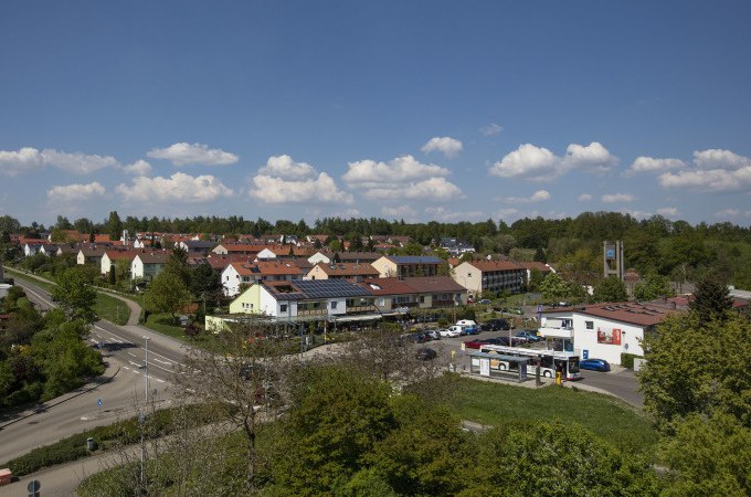 Wohnsiedlung mit roten D&auml;chern und Tankstelle, umgeben von gr&uuml;ner Landschaft und blauem Himmel. Ein ruhiger, sonniger Tag in einer Vorstadt., &copy; PlochingenInfo