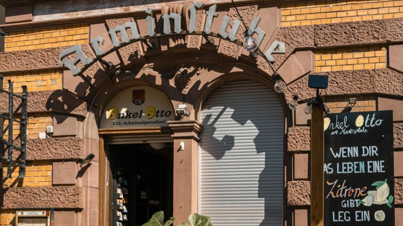 Eingang zu 'Onkel Otto', einem XXL-Schnitzelparadies, mit dekorativem Schild und Tafel mit Spruch über Zitronen., © SMG, Sarah Schmid