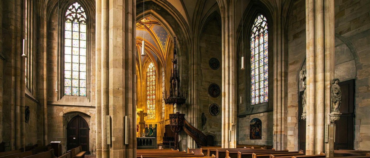 Innenansicht der Frauenkirche in Esslingen mit beeindruckenden Glasfenstern, einer Holzkanzel und B&auml;nken. Die Architektur zeigt gotische Elemente., &copy; Stuttgart-Marketing GmbH, Sarah Schmid