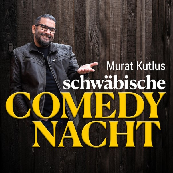 Mann in Lederjacke vor Holzwand, lächelnd. Text: Murat Kutlus schwäbische COMEDY NACHT in gelber Schrift., © SBEntertainment GmbH & Co. KG