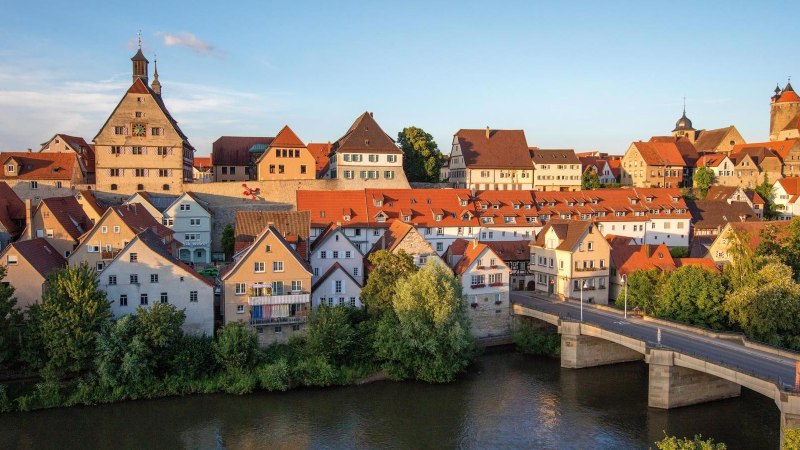 Panorama der malerischen Altstadt von Besigheim mit roten Dächern und der Enz im Vordergrund, beleuchtet von der Abendsonne., © SMG, Achim Mende Panorama der malerischen Altstadt von Besigheim mit roten Dächern und der Enz im Vordergrund, beleuchtet von der Abendsonne., © SMG, Achim Mende