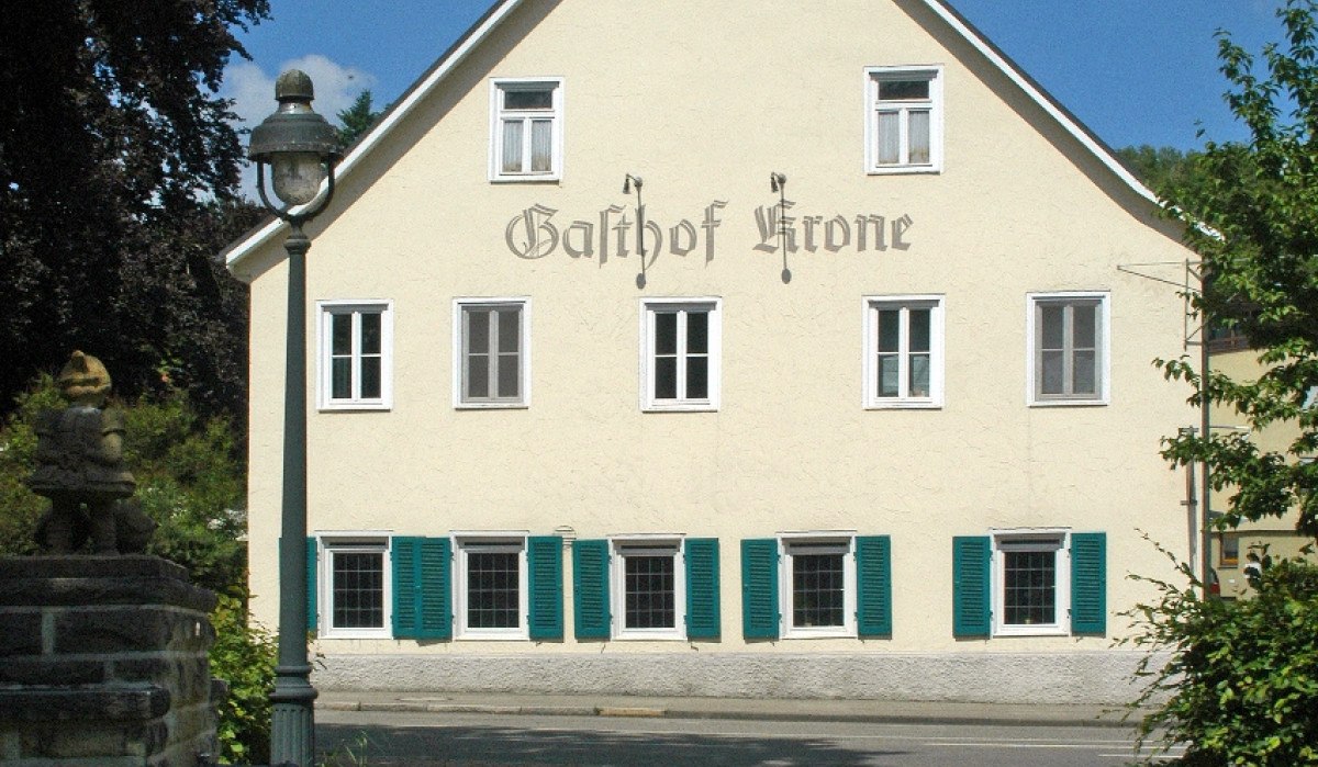 Traditionelles Gebäude mit der Aufschrift 'Gasthof Krone', grünen Fensterläden und einer Laterne im Vordergrund, bei sonnigem Wetter., © Natur.Nah. Schönbuch & Heckengäu Traditionelles Gebäude mit der Aufschrift 'Gasthof Krone', grünen Fensterläden und einer Laterne im Vordergrund, bei sonnigem Wetter., © Natur.Nah. Schönbuch & Heckengäu