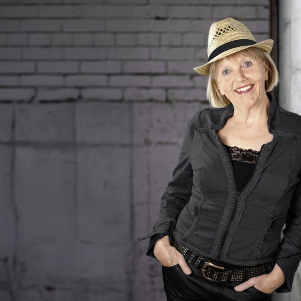 Frau mit Strohhut und schwarzer Jacke lehnt lächelnd an einer grauen Ziegelwand., © Stadtverwaltung Schorndorf Frau mit Strohhut und schwarzer Jacke lehnt lächelnd an einer grauen Ziegelwand., © Stadtverwaltung Schorndorf