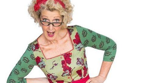 Frau mit lockigem Haar und Brille tr&auml;gt ein buntes Kleid mit Blumenmuster. Sie hat eine fr&ouml;hliche und lebhafte Ausstrahlung., &copy; TeamWerk Esslingen