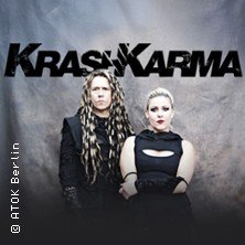 Zwei Personen stehen vor einem grauen Hintergrund. Über ihnen ist der Schriftzug 'Krashkarma' zu sehen., © links im Bild