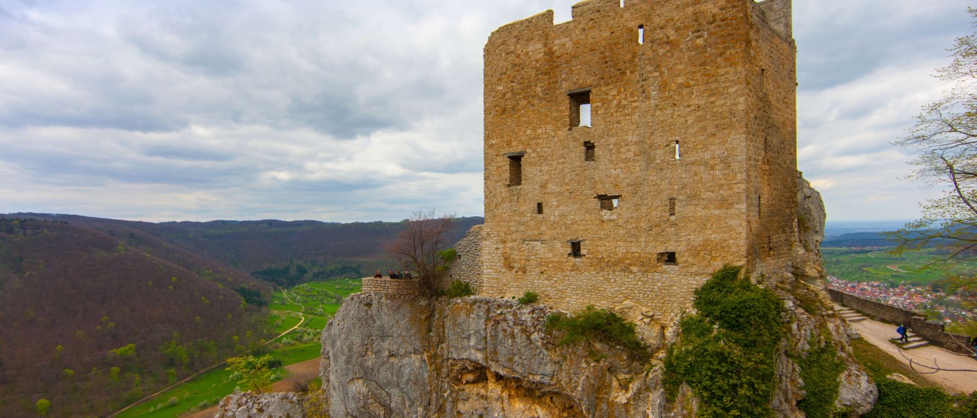 Die Ruine Reussenstein thront auf einem Felsen, umgeben von gr&uuml;nen H&uuml;geln und einem weiten Tal. Der Himmel ist bew&ouml;lkt., &copy; SMG Mende