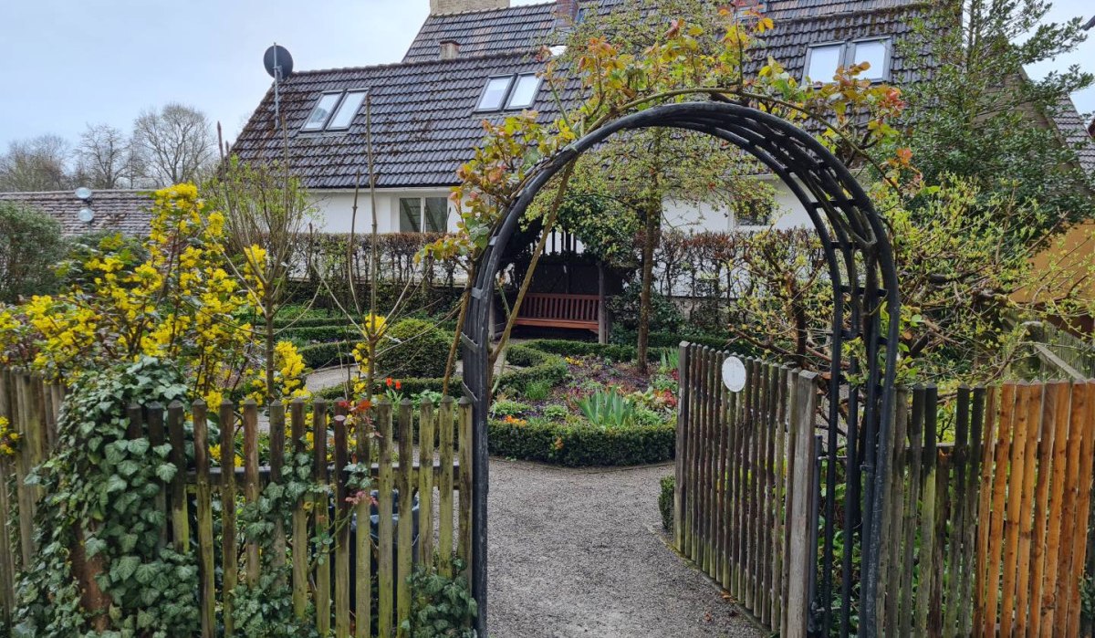 Ein schmuckes Holztor unter einem historischen Steinbogen markiert den stimmungsvollen Eingang zum Waiblinger Apothekergarten. Der Zugang wirkt wie ein kleines Portal in eine grüne Oase voller Heilpflanzen, Düfte und Ruhe mitten in der Stadt., © Remstal Tourismus e.V.