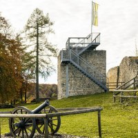 Burgruine Hiltenburg in Bad Ditzenbach mit Kanone im Vordergrund und herbstlichen Bäumen im Hintergrund., © SMG, Sarah Schmid Burgruine Hiltenburg in Bad Ditzenbach mit Kanone im Vordergrund und herbstlichen Bäumen im Hintergrund., © SMG, Sarah Schmid