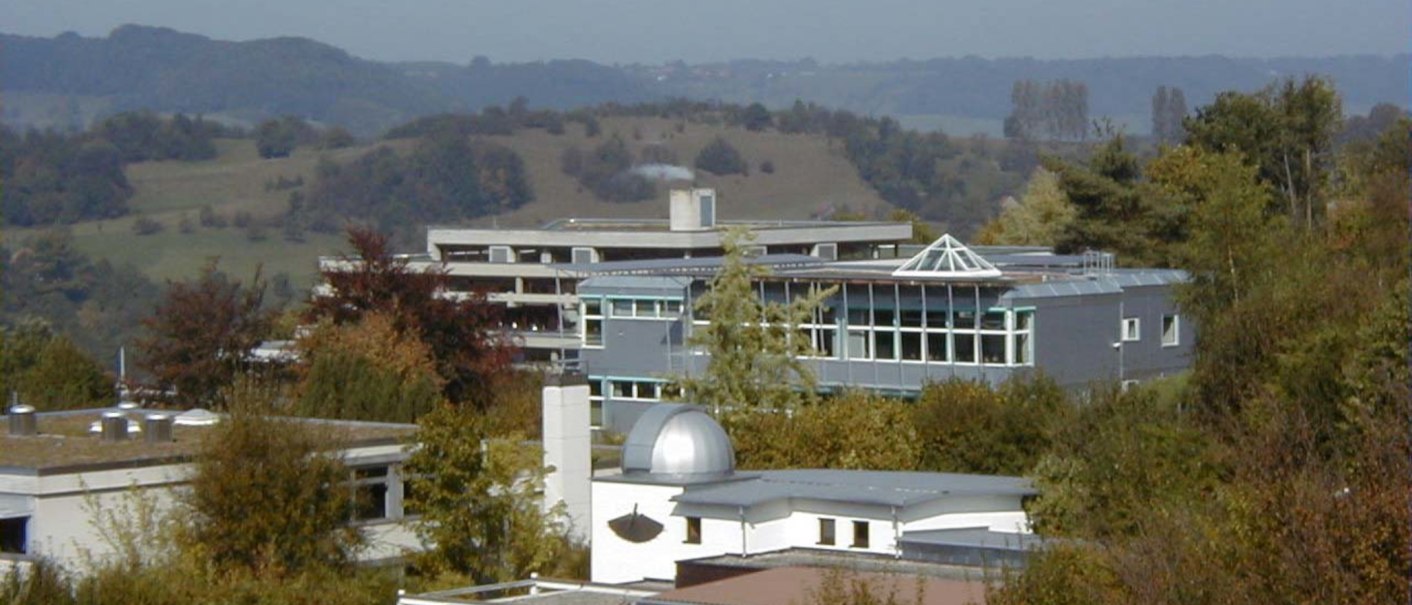 Die Messelberg-Sternwarte mit ihrer markanten Kuppel steht im Vordergrund. Dahinter erhebt sich das Rechberg-Gymnasium, eingebettet in eine hügelige Landschaft., © Stadt Donzdorf Die Messelberg-Sternwarte mit ihrer markanten Kuppel steht im Vordergrund. Dahinter erhebt sich das Rechberg-Gymnasium, eingebettet in eine hügelige Landschaft., © Stadt Donzdorf