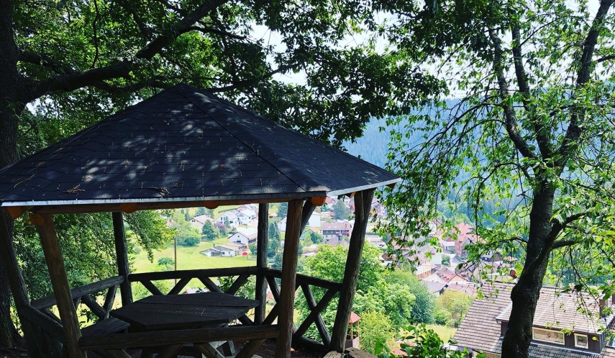 Hölzerner Pavillon auf Hügel mit Blick auf Dorf im Tal, umgeben von Bäumen., © Nördlicher Schwarzwald Hölzerner Pavillon auf Hügel mit Blick auf Dorf im Tal, umgeben von Bäumen., © Nördlicher Schwarzwald
