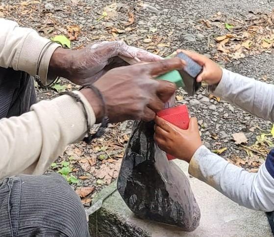 Zwei Personen schleifen gemeinsam einen Stein im Freien. Eine Person hält den Stein, die andere benutzt Schleifwerkzeuge., © Kunstschule Labyrinth Zwei Personen schleifen gemeinsam einen Stein im Freien. Eine Person hält den Stein, die andere benutzt Schleifwerkzeuge., © Kunstschule Labyrinth