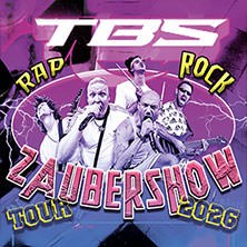 Poster der TBS Tour 2026 mit Rock, Rap und Zaubershow. Fünf Personen performen vor einem lila Hintergrund mit Blitzmotiven., © links im Bild Poster der TBS Tour 2026 mit Rock, Rap und Zaubershow. Fünf Personen performen vor einem lila Hintergrund mit Blitzmotiven., © links im Bild