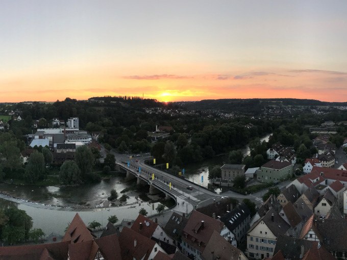 Panoramablick auf N&uuml;rtingen bei Sonnenuntergang. Eine Br&uuml;cke &uuml;berquert den Fluss, umgeben von H&auml;usern und gr&uuml;ner Landschaft., &copy; Stadt N&uuml;rtingen