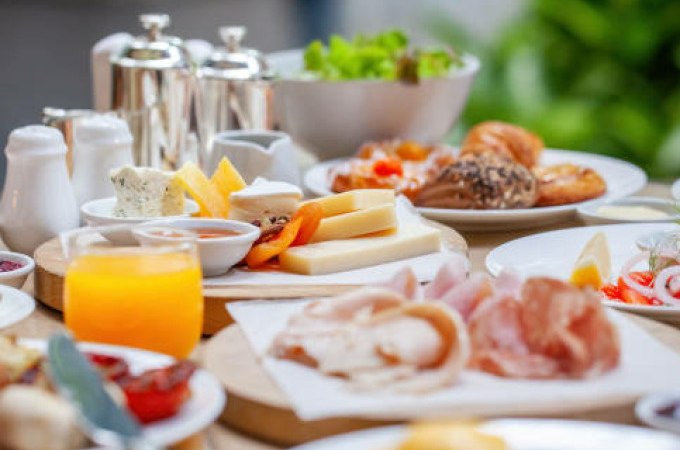 Ein reichhaltiger Brunch mit K&auml;se, Aufschnitt, Croissants und Orangensaft auf einem Tisch im Freien., &copy; Cool-Tours StattReisen